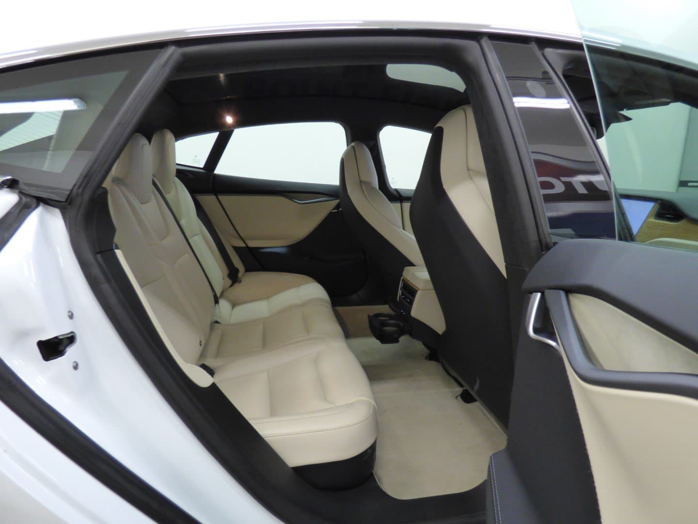 Tesla Model S 2019 - Image 23