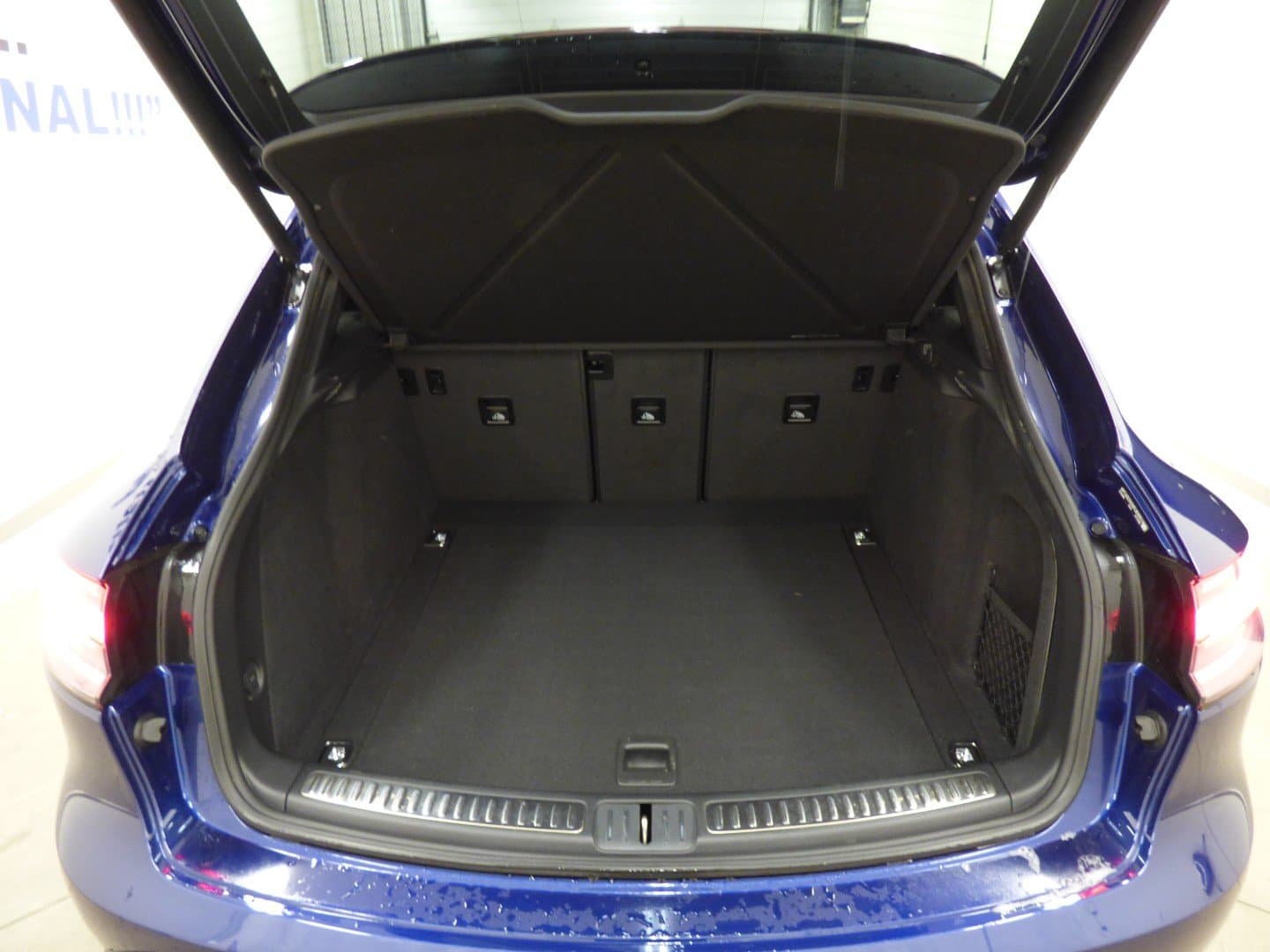 Porsche Macan 2023 - Image 32