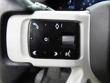 Land Rover Defender 2023 - Thumbnail 23