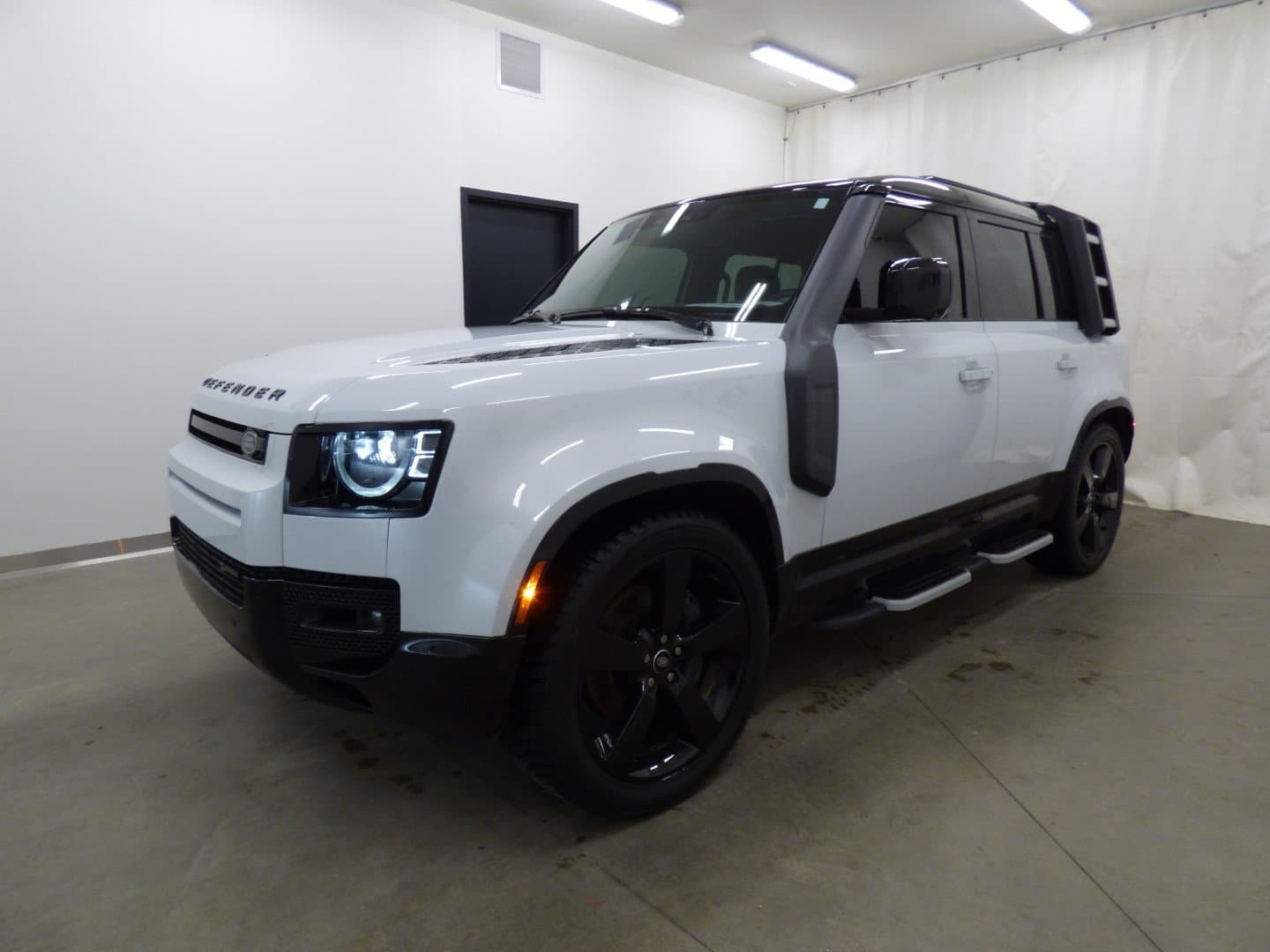 Land Rover Defender 2023 - Image 1