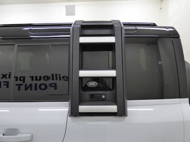 Land Rover Defender 2023 - Thumbnail 32