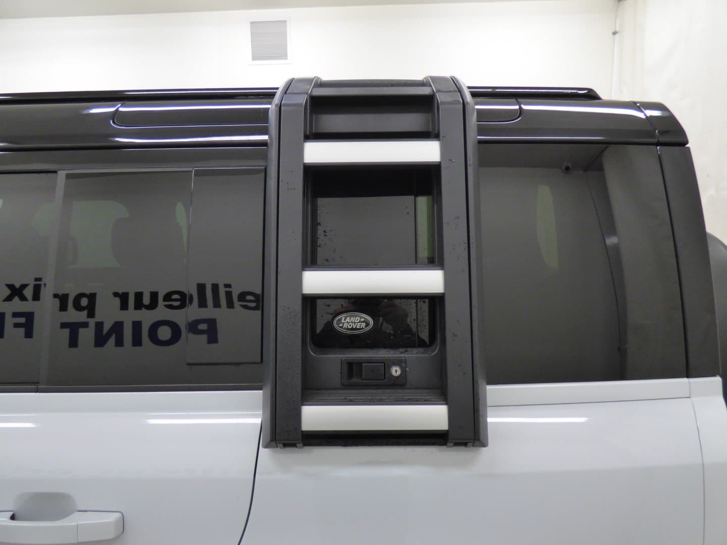 Land Rover Defender 2023 - Image 32