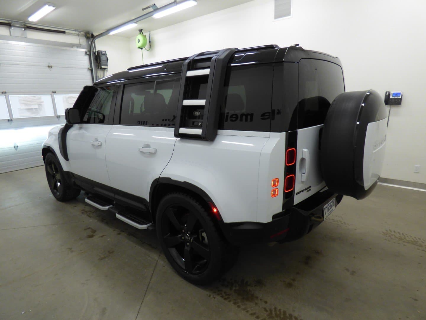 Land Rover Defender 2023 - Image 2