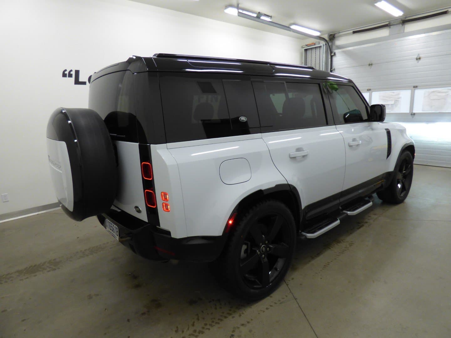 Land Rover Defender 2023 - Image 5