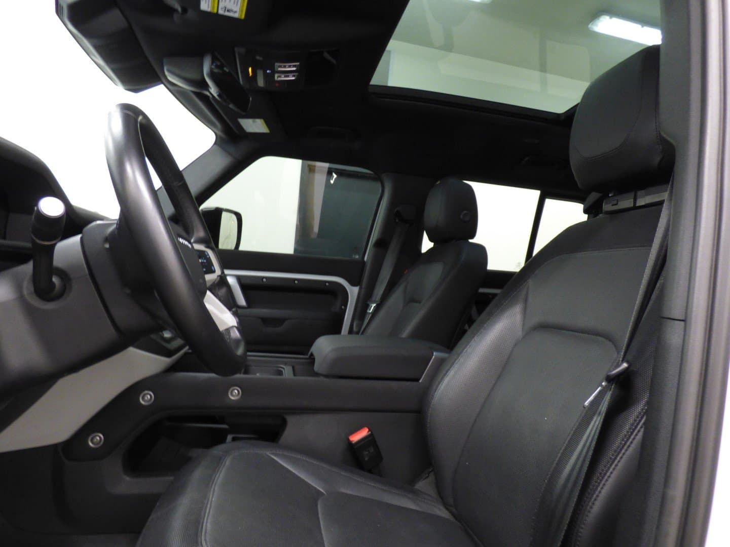 Land Rover Defender 2023 - Image 17