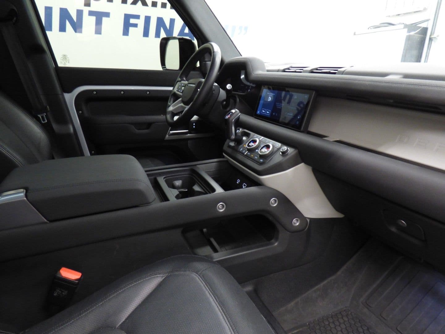 Land Rover Defender 2023 - Image 7