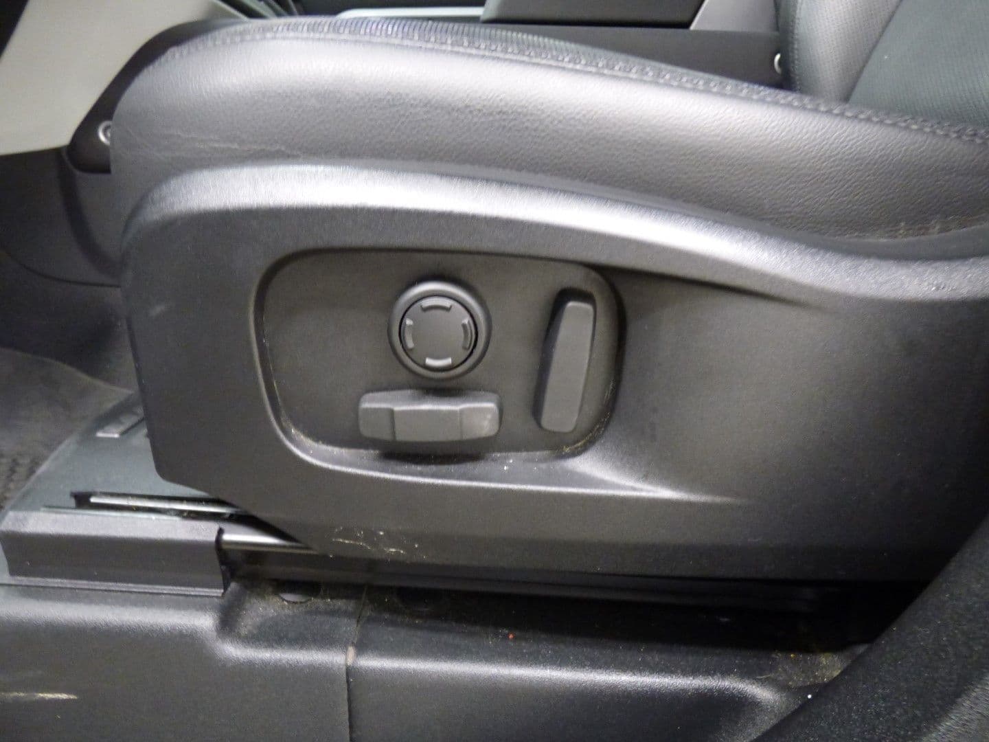 Land Rover Defender 2023 - Image 18