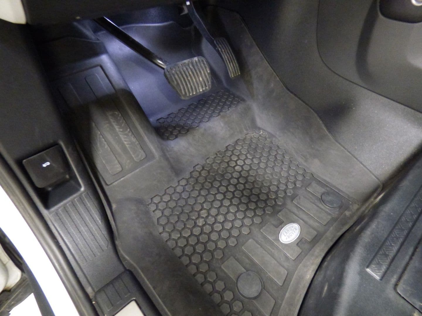 Land Rover Defender 2023 - Image 20