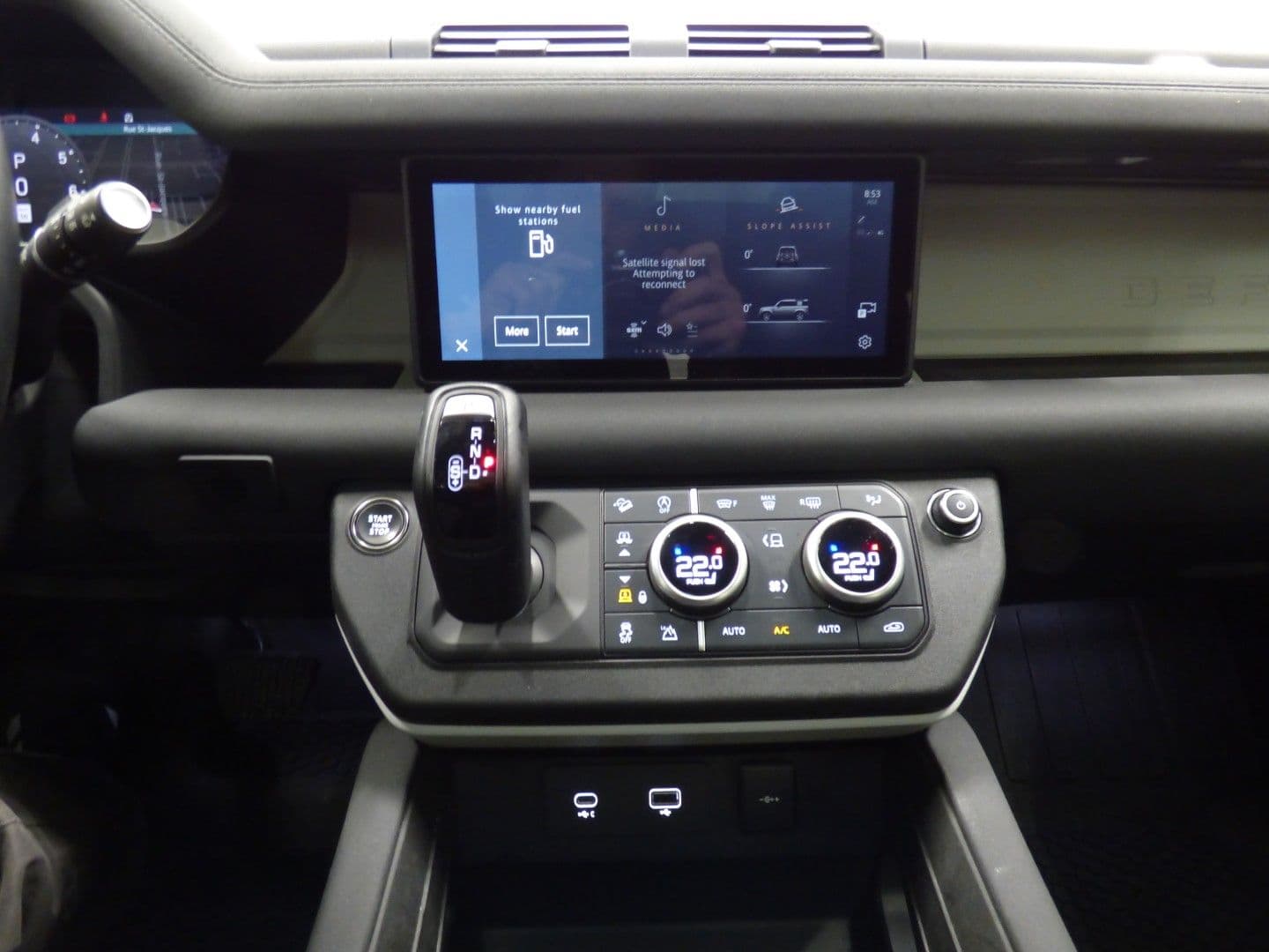 Land Rover Defender 2023 - Image 9