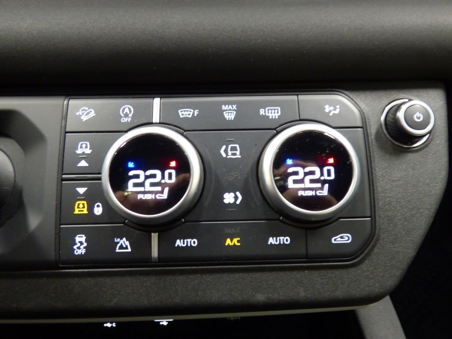 Land Rover Defender 2023 - Image 13