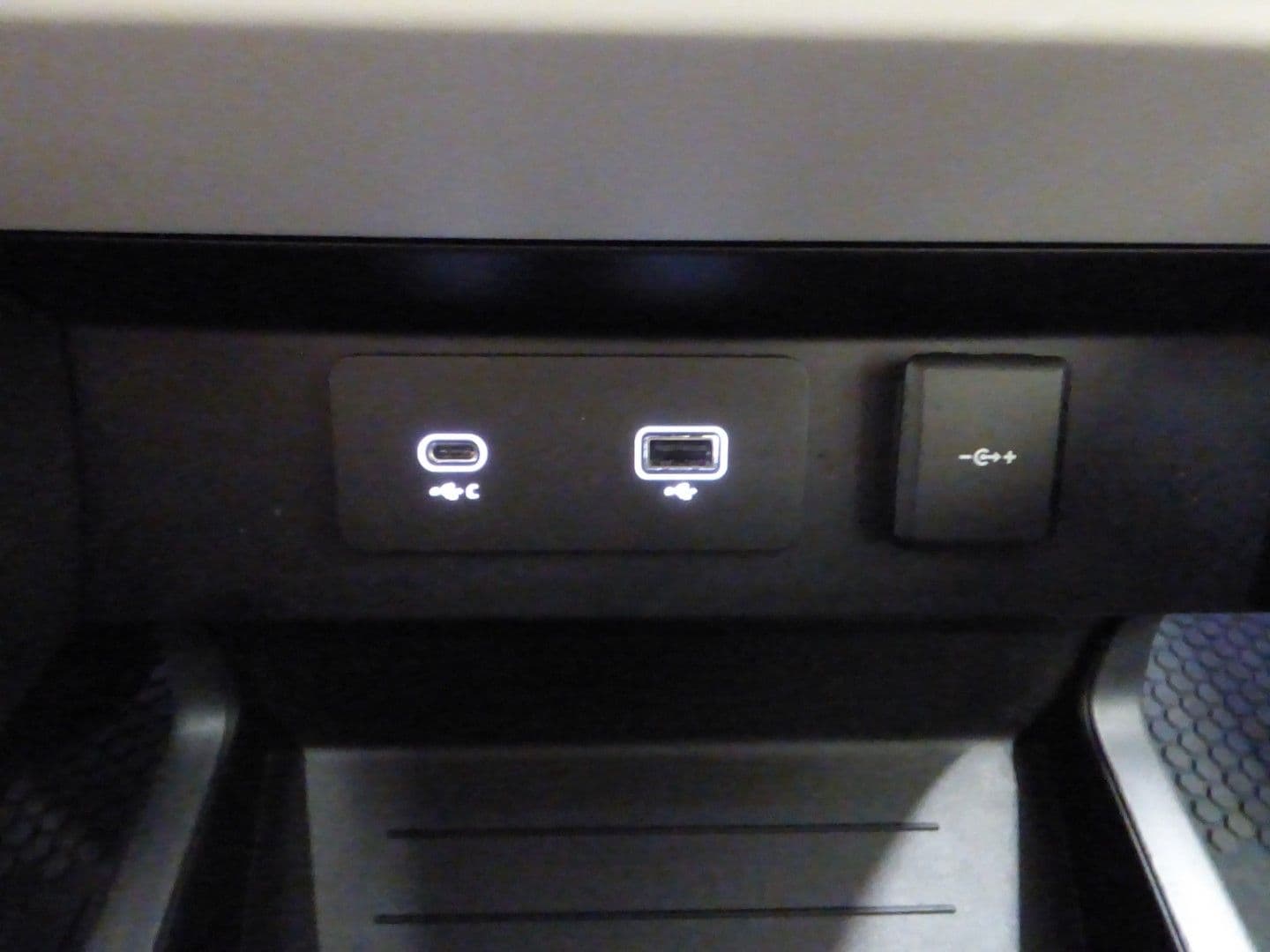 Land Rover Defender 2023 - Image 15