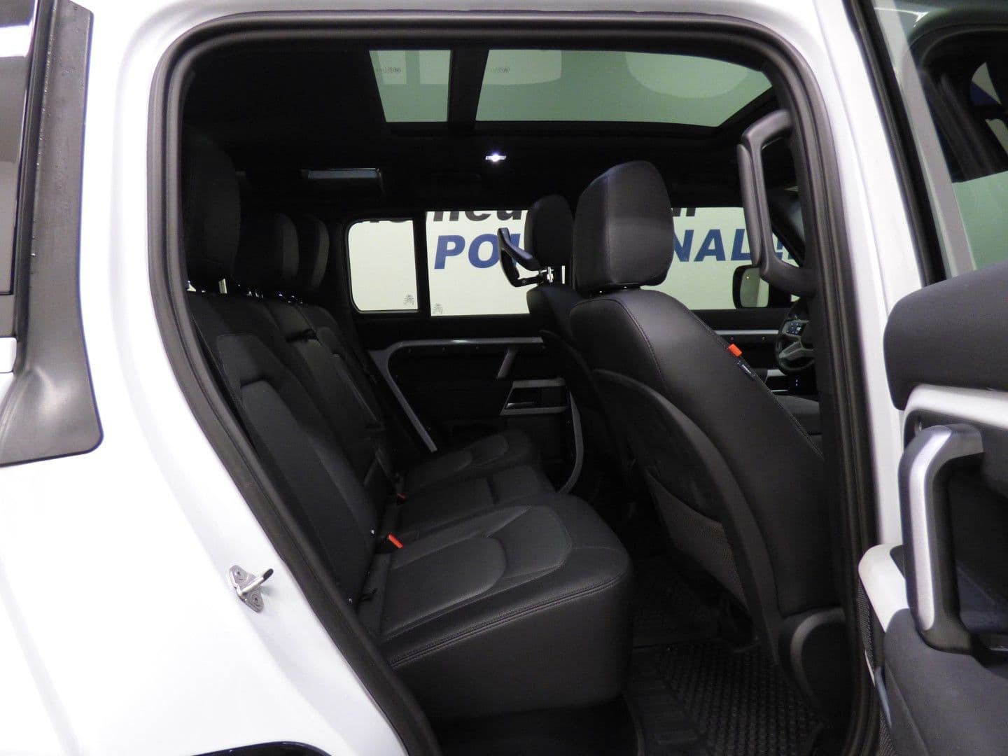 Land Rover Defender 2023 - Image 28