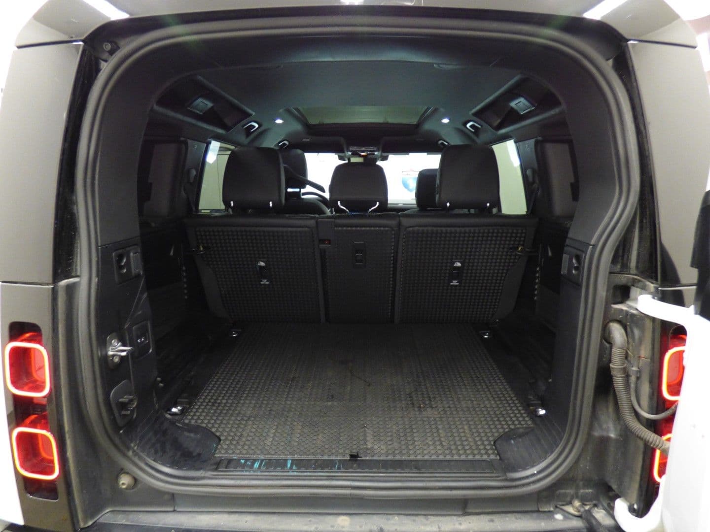 Land Rover Defender 2023 - Image 30