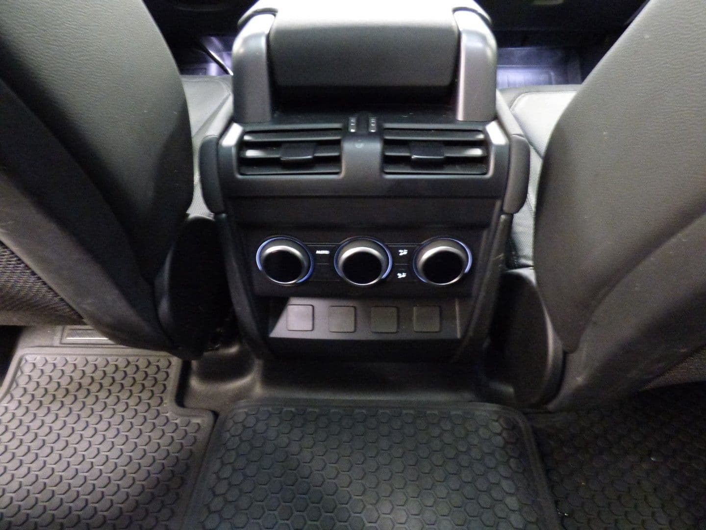 Land Rover Defender 2023 - Image 29