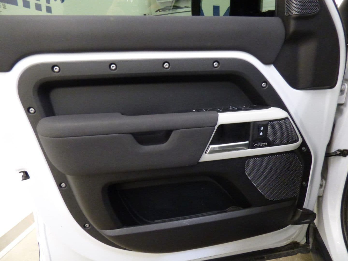 Land Rover Defender 2023 - Image 27