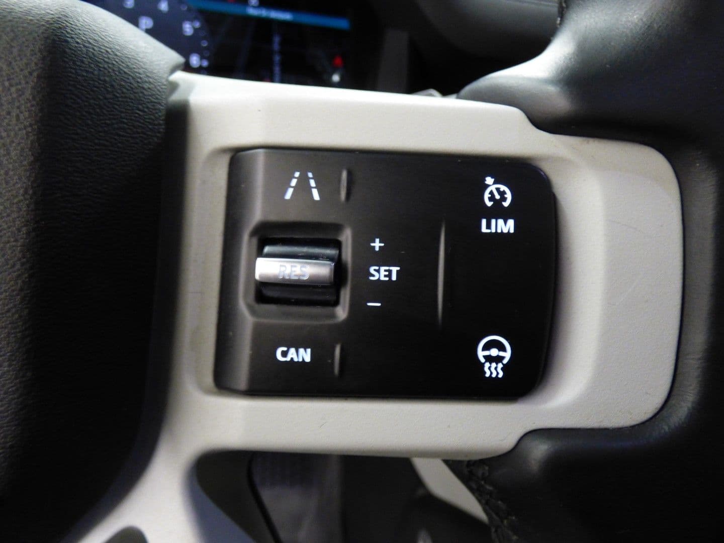 Land Rover Defender 2023 - Image 24